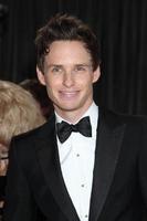 los angeles, 24 de febrero - eddie redmayne llega a los 85 premios de la academia presentando los oscar en el dolby theater el 24 de febrero de 2013 en los angeles, ca foto