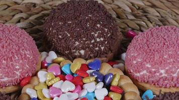 leckere Biskuit-Snacks und bunte Bonbons video