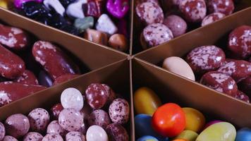dulces y deliciosos caramelos coloridos video