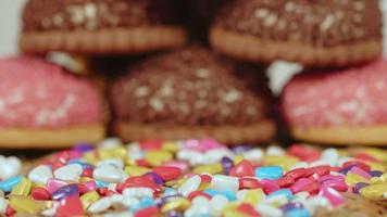 deliciosos bocadillos de esponja y dulces coloridos video