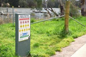 señalización de reglas de información en el parque oddies creek. foto