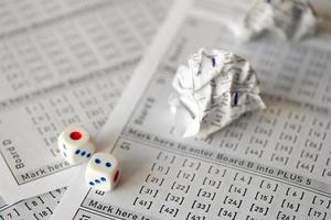billetes de lotería arrugados como símbolo de perder el juego de lotería. resultados de juego desafortunados. desgracia foto