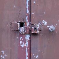 Cerradura de metal cerrada puerta de garaje candado de protección de seguridad foto