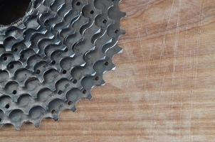 rueda dentada trasera de una bicicleta de montaña sobre una mesa de madera en una tienda de bicicletas foto