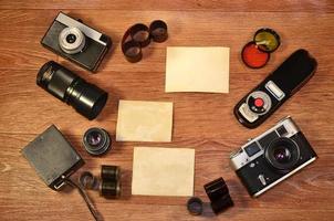 bodegón con equipo de fotografía antiguo foto