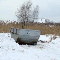 cubo de basura al lado de la calle en invierno con nieve de invierno de contenedor de basura de labios. contenedor metalico para basura domestica foto