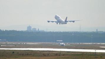 frankfurt am huvud, Tyskland juli 20, 2017 - lufthansa boeing 747 avresa på bana 25c efter regn. fraport, frankfurt, Tyskland video