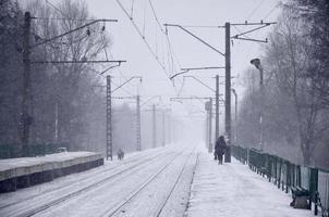 estación de tren en la tormenta de nieve de invierno foto