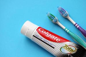 ternopil, ucrania - 23 de junio de 2022 pasta de dientes y cepillos de dientes colgate, una marca de productos de higiene bucal fabricados por la empresa estadounidense de bienes de consumo colgate-palmolive foto