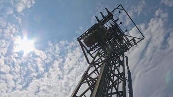 vista de lapso de tempo em um grande poste de energia transportando eletricidade em uma área rural na europa video