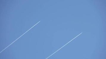 twee leger jeys vliegend hoog in de lucht weggaan contrails in de Doorzichtig blauw lucht video