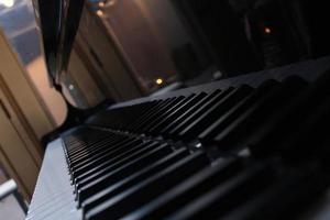 ángulo de piano oscuro foto