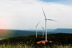 turbinas de viento en la montaña foto