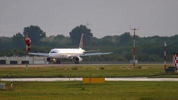 dusseldorf, Duitsland juli 23, 2017 - Turks luchtvaartmaatschappijen luchtbus a321 tc jrl in ster alliantie kleurstelling remmen na landen, langzaam beweging. dusseldorf luchthaven video