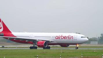 dusseldorf, duitsland 24 juli 2017 - air berlin airbus 330 d alpf taxiën na de landing bij regen. dusseldorf luchthaven, duitsland video