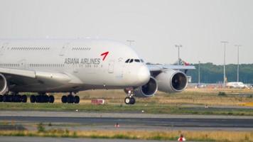 frankfurt am main, alemania 18 de julio de 2017 - asian airlines airbus 380 hl7625 gire la pista 25c antes de la salida. fraport, frankfurt, alemania video