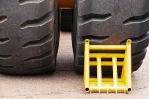 calzo amarillo, calzo de rueda, debajo de la rueda de un camión minero. pastillas de frenos. ingeniería de seguridad. foto