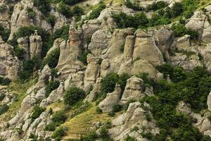 paisaje montañoso, pilares de piedra en forma de fantasmas en un valle montañoso, un cañón contra el cielo. foto