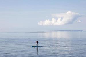 bahía de kimmeridge, dorset, reino unido - 21 de septiembre. persona haciendo paddle surf en la bahía de kimmeridge en dorset el 21 de septiembre de 2022. una persona no identificada foto