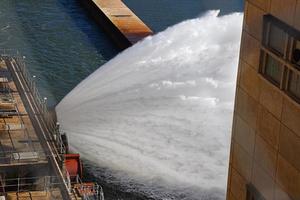 un aliviadero de presa liberación controlada de agua de una presa. foto