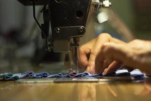 el movimiento de la barra de agujas de la máquina de coser en el enfoque selectivo. foto