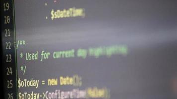 php-code revisione su schermo di ragnatela sviluppatore e php sviluppatore Spettacoli computer schermo con fonte codice di sito web e server script per moderno applicazioni nel sicuro oggetto orientati programmazione linguaggio video