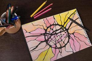 rotulador negro sobre un dibujo multicolor de líneas neurográficas. La neurografía como técnica psicológica. foto