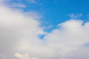 cielo azul con fondo de nubes, cielo azul natural foto