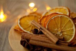 rodajas de naranja secas y vino caliente en la mesa foto