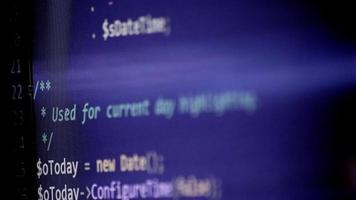 revisão de código php na tela por desenvolvedor web e desenvolvedor php mostra a tela do computador com o código-fonte do site e scripts de servidor para aplicativos modernos em linguagem de programação orientada a objetos segura video