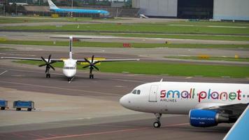 amsterdam, países bajos 29 de julio de 2017 - smallplanet airbus a320 d abdb rodando después de aterrizar y flybe bombardier dash 8 g ecof rodando antes de la salida, aeropuerto de schiphol, amsterdam, holanda video