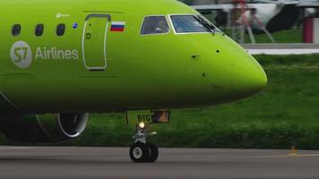 almaty, kazajstán 4 de mayo de 2019 - embraer erj 10 s7 rodando antes de la salida, aeropuerto internacional de almaty, kazajstán video