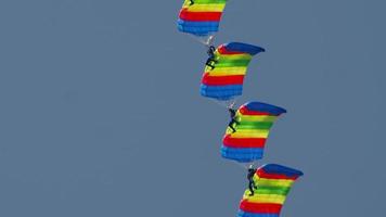 novosibirsk, federação russa 28 de julho de 2019 - equipe acrobática de pára-quedistas com pára-quedas de arco-íris. show aéreo no aeródromo de mochishe unnm video