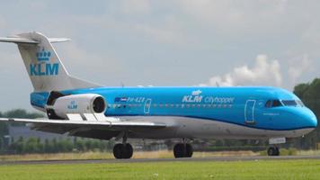 Amsterdã, Holanda 26 de julho de 2017 - klm cityhopper fokker 70 ph kzb pousando na pista 36l polderbaan. Aeroporto de Schiphol, Amsterdã, Holanda video