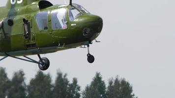 novosibirsk, federação russa 28 de julho de 2019 - helicóptero vintage mi 1 performance acrobacias no airshow no aeródromo de mochische unnm video