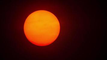 Rote Sonnenkugel im dichten Smog von Waldbränden, Zeitraffer video