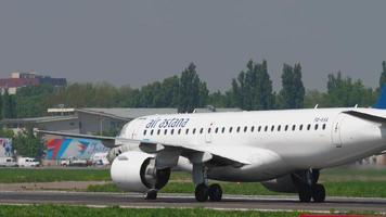 almaty, kasachstan 4. mai 2019 - air astana embraer e 190 e2 p4 kha in spezieller schneeleopardenlackierung, rollen nach der landung, internationaler flughafen almaty, kasachstan video