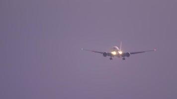 avión de fuselaje ancho acercándose antes de aterrizar en el aeropuerto de phuket contra el cielo del atardecer. vista desde el último piso del hotel cerca del aeropuerto video