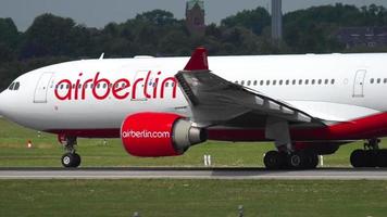 Dusseldorf, Alemanha, 22 de julho de 2017 - airberlin airbus 330 d abxb acelerar antes da partida. aeroporto de Düsseldorf, Alemanha video