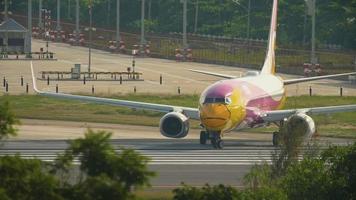 phuket, tailandia 28 de noviembre de 2016 - nok air boeing 737 hs dbs rodando antes de la salida del aeropuerto de phuket. video