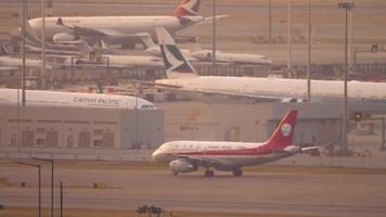 hong kong novembre 7, 2019 - Sichuan le compagnie aeree airbus a320 B 6410 rullaggio prima partenza a tramonto. chek giro kok internazionale aeroporto, hong kong video