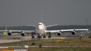 Francoforte sul Meno, Germania 18 luglio 2017 - carico dell'Arabia Saudita Boeing 747 in rullaggio prima della partenza. fraport, francoforte, germania video