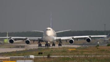 frankfurt am main, alemania 18 de julio de 2017 - boeing 747 de carga de arabia saudita rodando antes de la salida. fraport, frankfurt, alemania video