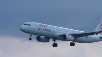 Phuket, Tailandia novembre 30, 2019 - dragonair airbus a321 si avvicina al di sopra di oceano prima atterraggio a tramonto, internazionale Phuket aeroporto video