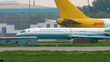 almaty, kazajstán 4 de mayo de 2019 - kazakhstan kaz air trans tupolev 154 up t5401 rodando antes de la salida, aeropuerto internacional de almaty, kazajstán video