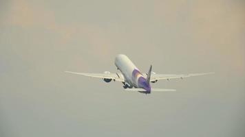 phuket, tailandia 28 de noviembre de 2016 - thai airways boeing 777 hs tkq salida del aeropuerto de phuket. vista desde el último piso del hotel cerca del aeropuerto video