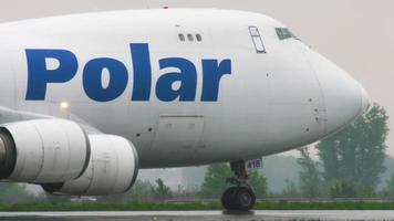 almaty, kasachstan 4. mai 2019 - frachtflugzeug polar air boeing 747 n416mc rollt vor abflug. internationaler flughafen almaty, kasachstan video