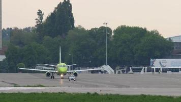 almaty, kazakstan 4 maj 2019 - embraer erj 10 s7 taxining före avgång, almaty internationella flygplats, kazakstan video