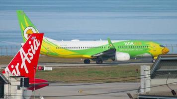 phuket, tailandia, 1 de diciembre de 2018 - nok air boeing 737 hs dbr rodando antes de la salida del aeropuerto de phuket video
