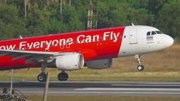 phuket, thailand 1. dezember 2018 - thai airasia airbus 320 hs abk landung, internationaler flughafen phuket video